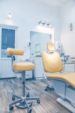 Diş aletleri ve araçları bir dişçi ofisinde. Yerel özel kliniğinde tıbbi sandalye detay.