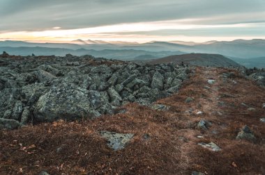Panoramik dağ Aykuaivenchorr batımında altın, Kola Yarımadası, Murmansk bölgesi