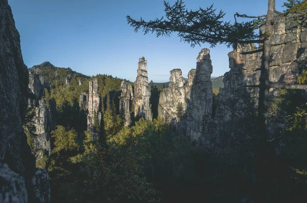 Vacker Utsikt Över Klipporna Skog Inzerskie Zubchatki Basjkirien — Stockfoto