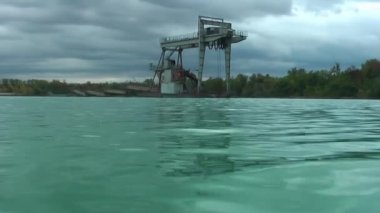 Gölün dibinde çakıl çıkarılması için kayan yükleme.