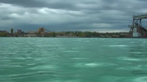 Schwimmende Anlage Zur Gewinnung Von Kieseln Vom Grund Des Sees — Stockvideo