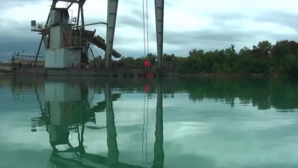 Schwimmende Anlage Zur Gewinnung Von Kieseln Vom Grund Des Sees — Stockvideo