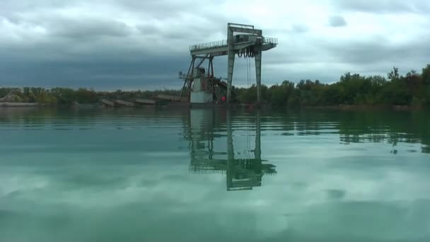 Instalación Flotante Para Extracción Guijarros Del Fondo Del Lago — Vídeo de stock