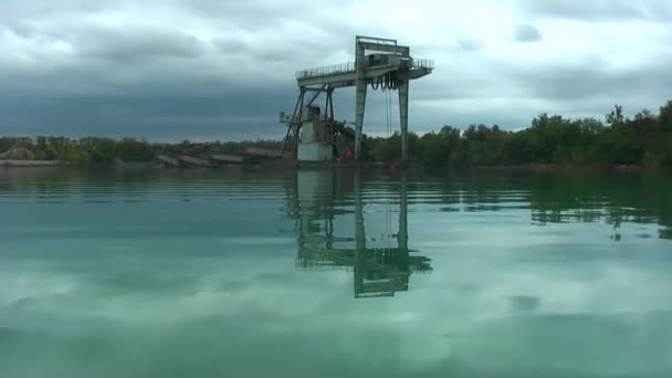 Flytande Installation För Utvinning Stenar Från Botten Sjön — Stockvideo