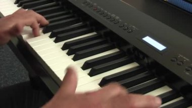 Müzisyen klavye çalar. Hızlı tuşlar üzerinde çalıştırmak parmak.