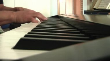 Müzisyen klavye çalar. Hızlı tuşlar üzerinde çalıştırmak parmak.