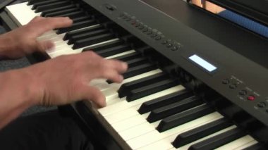 Müzisyen klavye çalar. Hızlı tuşlar üzerinde çalıştırmak parmak.
