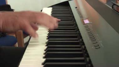 Müzisyen klavye çalar. Hızlı tuşlar üzerinde çalıştırmak parmak.