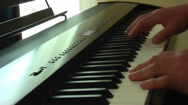 Μουσικός Παίζει Πληκτρολόγιο Δάχτυλα Που Τρέχει Γρήγορα Πάνω Από Πλήκτρα — Αρχείο Βίντεο