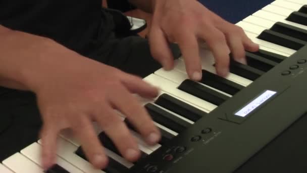 Müzisyen Klavye Çalar Hızlı Tuşlar Üzerinde Çalıştırmak Parmak — Stok video