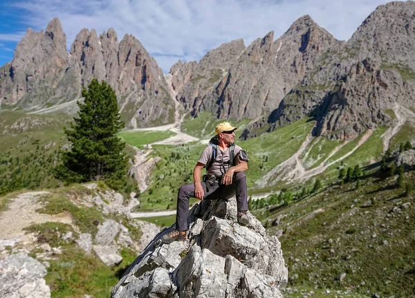 Escursionista Siede Una Grande Roccia Controlla Distanza Sullo Sfondo Belle — Foto Stock