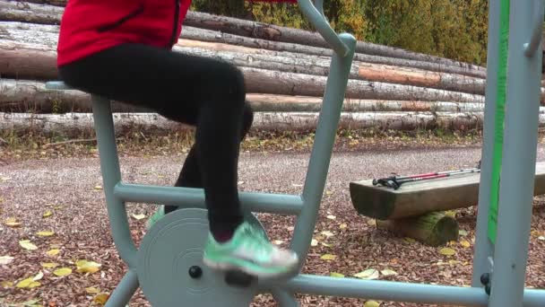Eğitmen Sonbahar Ormanın Içinde Bisiklete Binme Temiz Havada Kız Trenler — Stok video