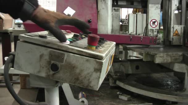 Sierra Banda Para Metal Trabajador Ajusta Máquina Inicia Funcionamiento Del — Vídeos de Stock