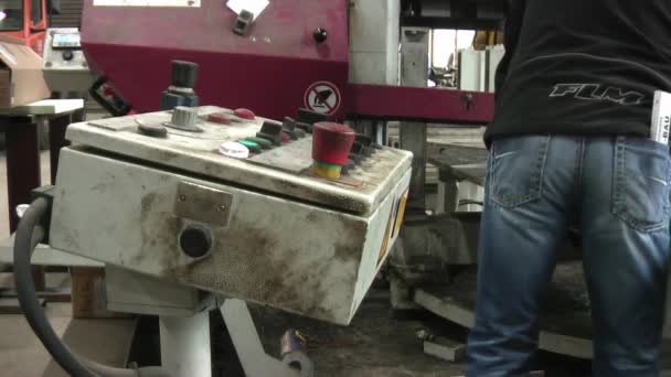 Sierra Banda Para Metal Trabajador Ajusta Máquina Inicia Funcionamiento Del — Vídeos de Stock