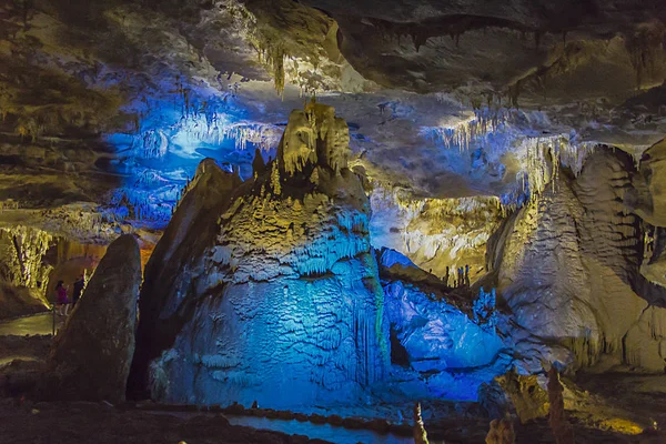 Prometheus mağarada Georgia. Efsaneye göre Prometheus belirli yörenin kayalarda zincirlenmiş yapıldı..