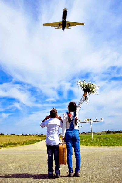 Çocuklar seyahat, çocuklarla bir bavul, uçak, uçmak, uçak, çocuk uçak, uçak uçuş, gökyüzü, yaz