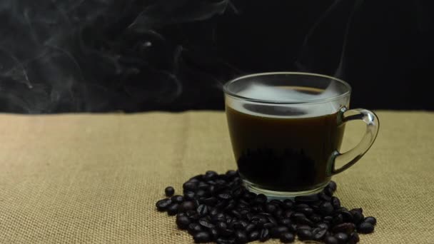 Кофейные Чашки Бобы Дымом Абстрактном Движении Копировальном Месте Важных Сообщений — стоковое видео