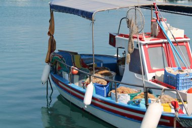 Balıkçı teknesi ve Akdeniz liman gün güneşli yaz