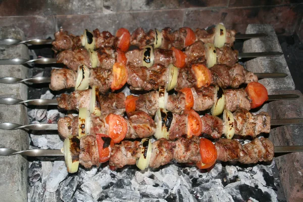 Shashlik Cerdo Casi Cocido Seis Brochetas Con Rodajas Tomate Aros — Foto de Stock