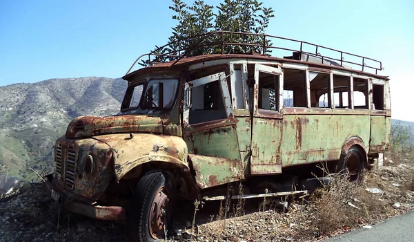 Bir dağ yolda sahipsiz bırakılan eski paslı araç