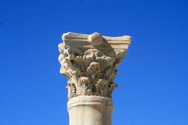 Arka planda mavi gökyüzü ile bir antik mermer sütun parçası