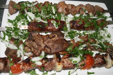 Domuz eti ve koyun eti şaşlık şiş üzerinde lulah Kebap ve kuzu kaburga hizmet soğan ve maydanoz ile