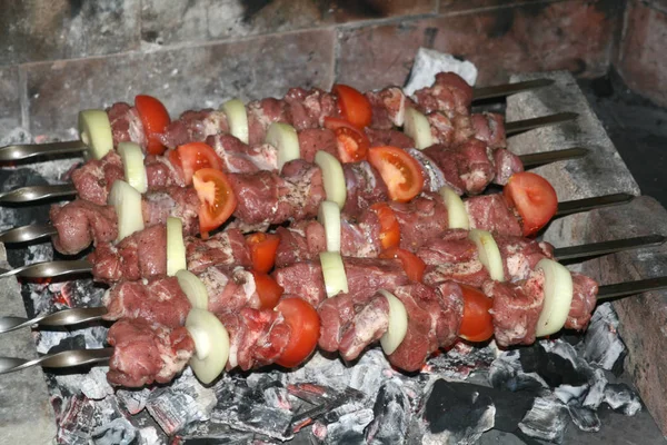 Маринований Свинячий Шашлик Шести Шампурах Помідорами Цибулевими Кільцями Готується Гарячому — стокове фото