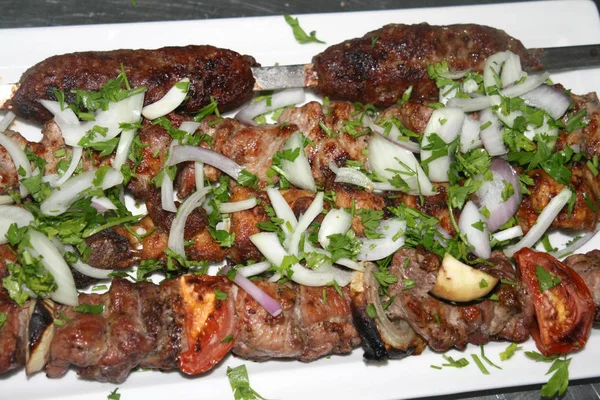 Kebab bilinen kızarmış et ve soğan ve maydanoz ile servis lulah Kebap