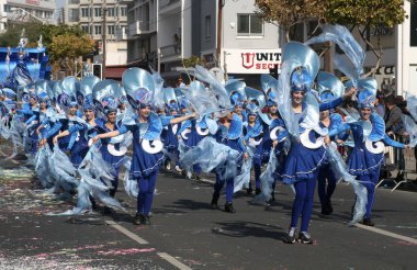 Limasol, Kıbrıs, 26 Şubat 2017: Limassol karnaval Festivali (Karnavali Lemesou), Başpiskopos Makarios III Caddesi üzerinde büyük karnaval geçit