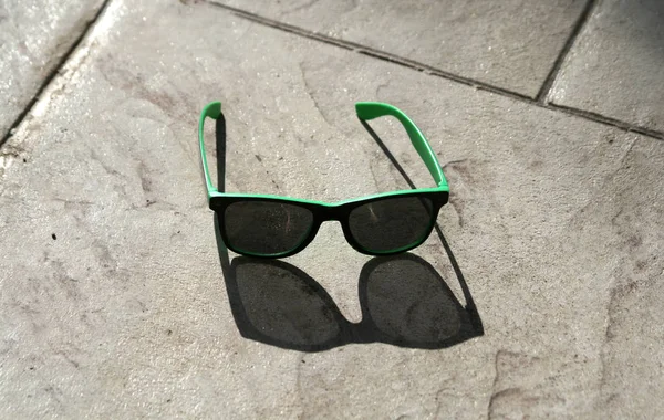 Óculos Sol Verdes Com Lentes Escuras Que Põem Paver Bege — Fotografia de Stock