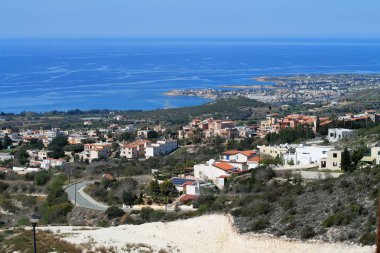 Panoramik Akdeniz köyü güneşli bir bahar