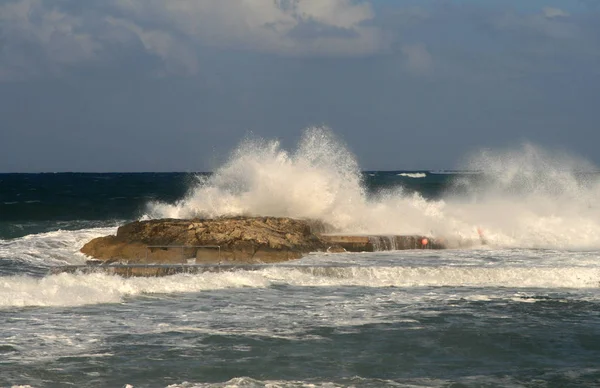 Grandes Olas Rompiendo Una Roca Junto Costa Del Mar Mediterráneo — Foto de Stock