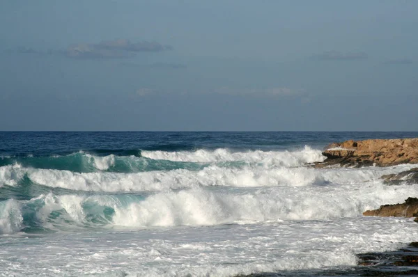 Witte Schuimende Golven Een Rotsachtige Kust Van Middellandse Zee Een — Stockfoto