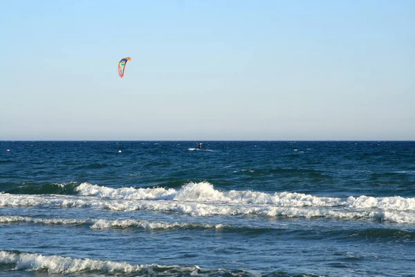 Lone Kite Surfer Winderige Middellandse Zee Rijden Een Zomeravond — Stockfoto