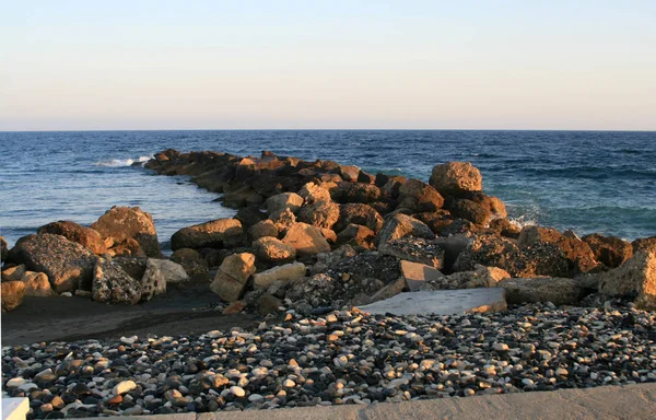 Samotny Kamienistych Plaży Morza Śródziemnego Letni Wieczór — Zdjęcie stockowe