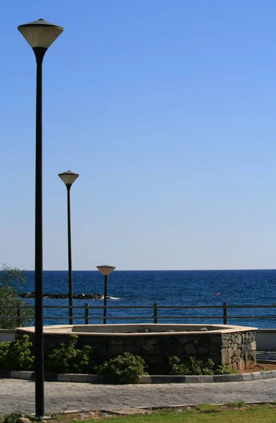 Tre Gatlyktor Ett Hav Promenade Med Havet Och Himlen Bakgrunden — Stockfoto