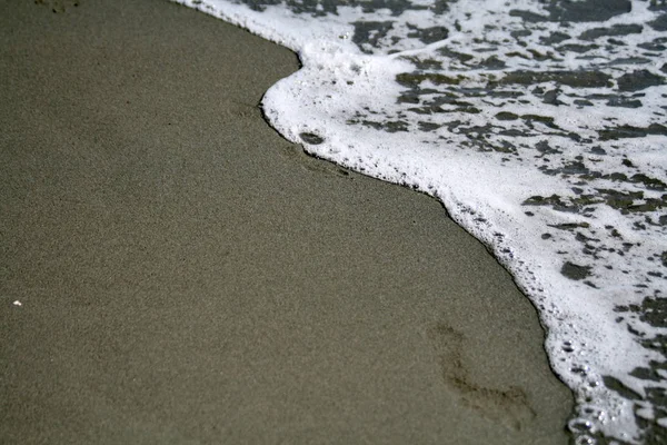 Primo Piano Due Impronte Una Spiaggia Sabbiosa — Foto Stock