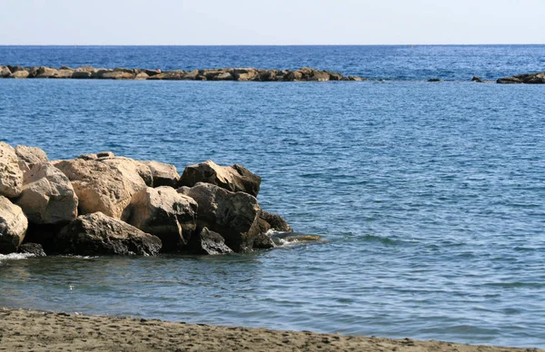 Małe Kamienne Molo Falochronów Seashore — Zdjęcie stockowe