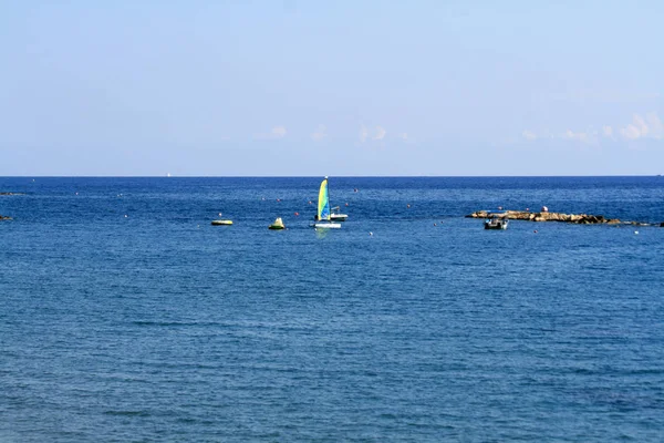 Alguns Barcos Quebra Mares Mar Mediterrâneo Dia Ensolarado Brilhante — Fotografia de Stock