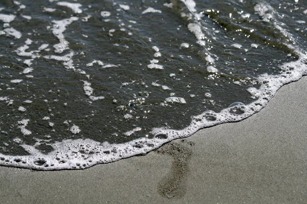 Lábnyom Egy Homokos Strand Részlete — Stock Fotó