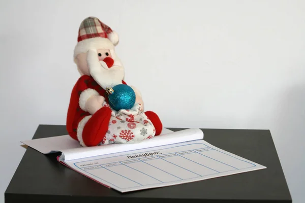 Pluszowe Zabawki Mikołaja Blue Christmas Cacko Pamiętnik Stolik Tłumaczenie Greckiego — Zdjęcie stockowe