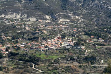 Panoramik Akdeniz köyü güneşli bir bahar