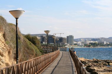 Limasol, Kıbrıs, 13 Kasım 2018: yol yürüme Amathus görünümü deniz tarafında