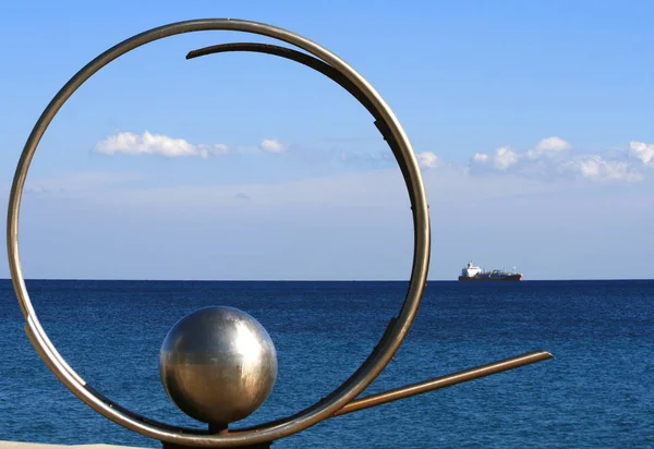 Limasol, Kıbrıs, 16 Kasım 2018: 'Dondurulmuş dalga' heykel Victor Bonato tarafından Molos Promenade