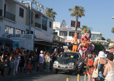 Paphos, Kıbrıs, 29 Mayıs 2016: Geleneksel çiçek Festivali Anthestiria, Kato Pafos Poseidonos Avenue boyunca Parade