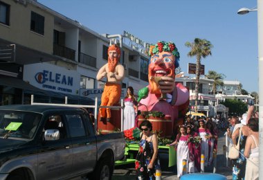 Paphos, Kıbrıs, 29 Mayıs 2016: Geleneksel çiçek Festivali Anthestiria, Kato Pafos Poseidonos Avenue boyunca Parade