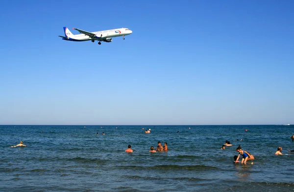 Larnaca, Kıbrıs, 25th Haziran 2017: Mackenzie sahil boyunca bir yaklaşım Larnaka Havalimanı geçen bir uçak