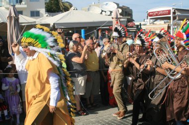 Paphos, Kıbrıs, 12 Mart 2016: Geleneksel karnaval geçit, Kato Pafos Poseidonos Avenue boyunca yürüyen bando karnaval kostümleri