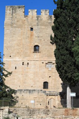 Inn'in Köyü, Limasol Bölgesi, Kıbrıs, 22 Temmuz 2015: Doğu duvarı Inn'in Ortaçağ Kalesi