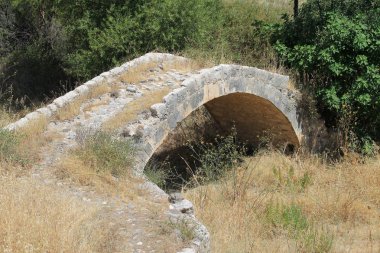 Simou Köyü, Baf Bölgesi, Kıbrıs, 8 Ağustos 2015: Skarfos Ortaçağ köprü görünümü